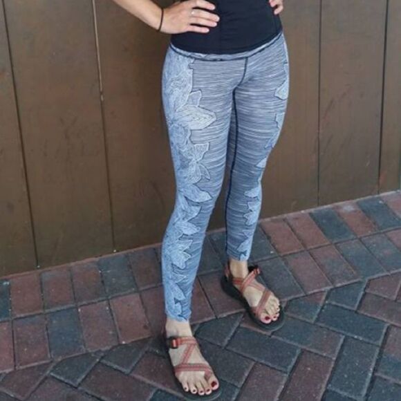 Lululemon Wunder Under Pant Grey Floral
Dottie Tribe leggings size 4 - Picture 9 of 10
